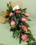 Buchet 7 trandafiri decoraţi cu asparagus şi Phoenix – imaginea 3