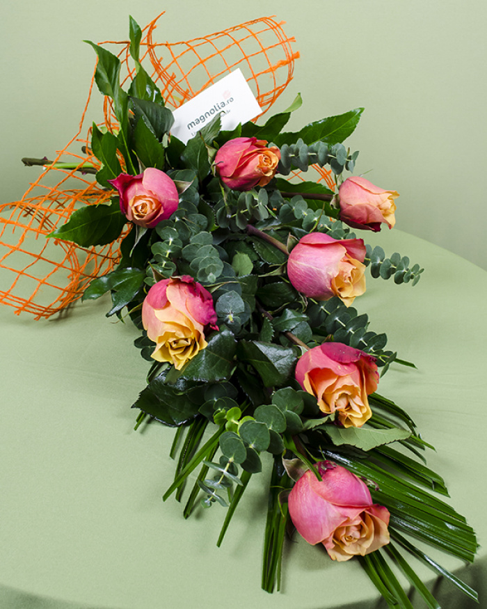 Buchet 7 trandafiri decoraţi cu asparagus şi Phoenix – imaginea 3