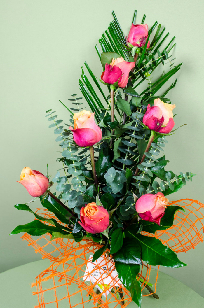 Buchet 7 trandafiri decoraţi cu asparagus şi Phoenix – imaginea 4