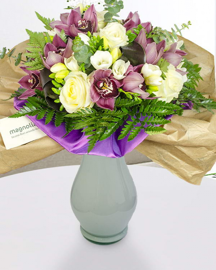 Buchet cu flori albe şi roz – imaginea 1