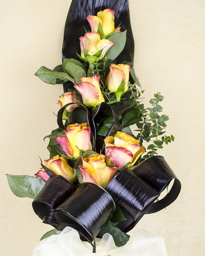 Buchet 9 trandafiri Marie Claire cu frunze cordyline – imaginea 1