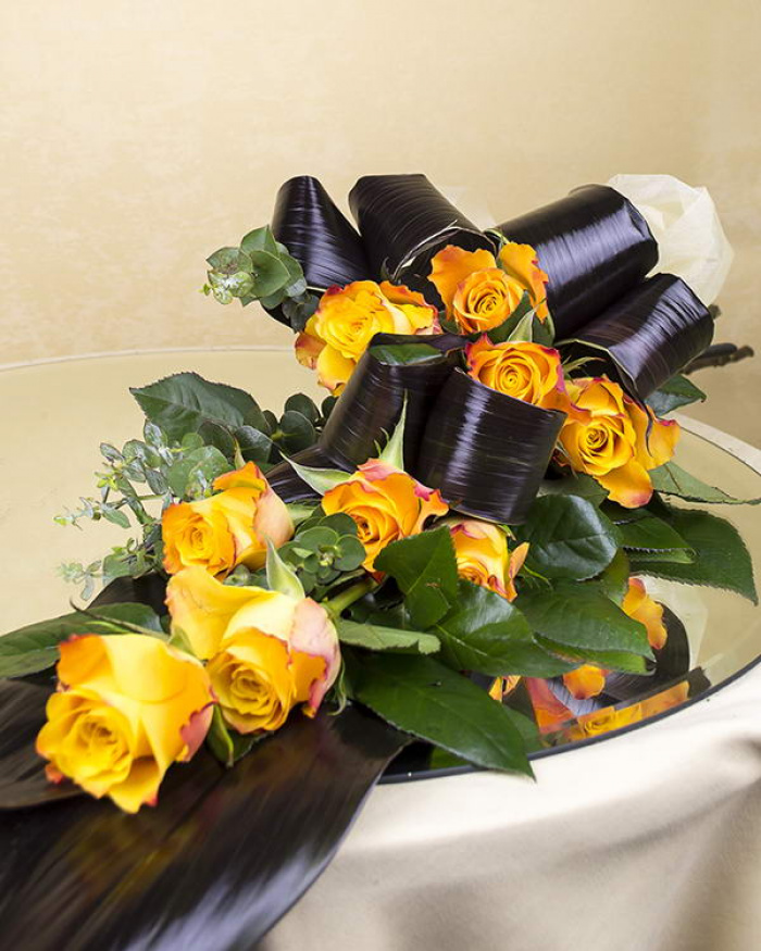 Buchet 9 trandafiri Marie Claire cu frunze cordyline – imaginea 2