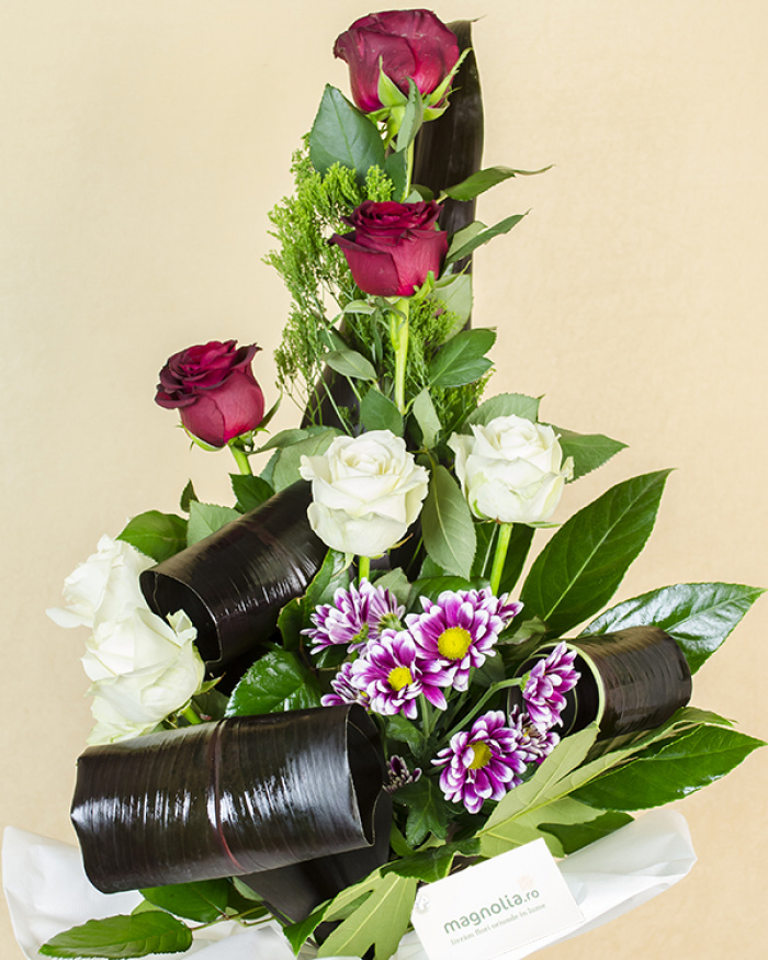Bouquet with red, white roses and chrysanthemums – imaginea 1