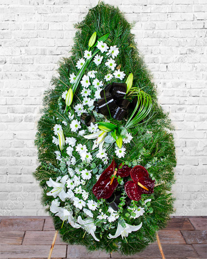 Coroană funerară cu anthurium și crini – imaginea 1