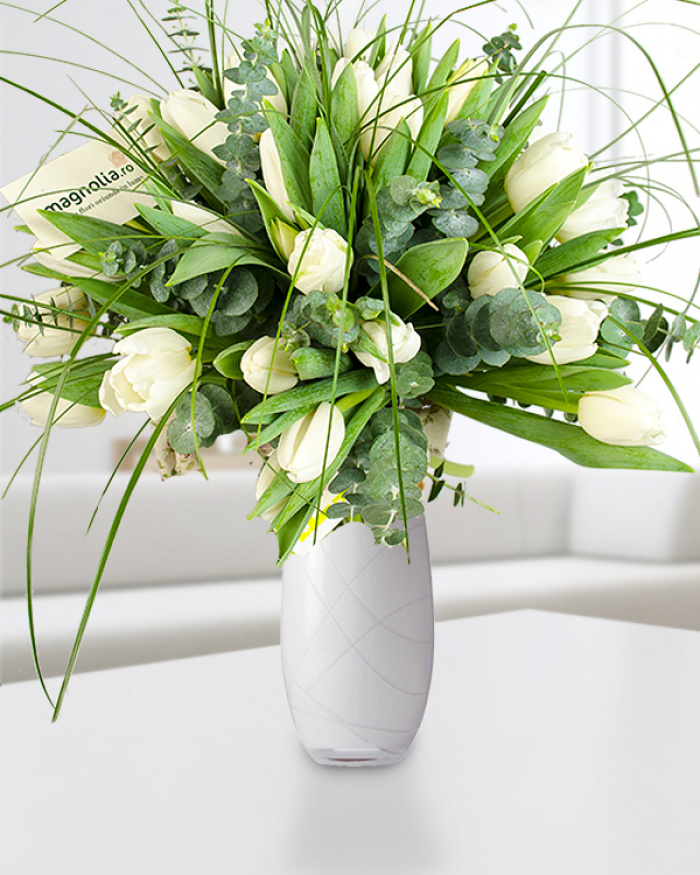 Bouquet with 29 white tulips – imaginea 1