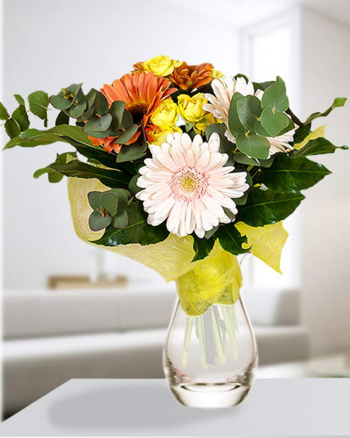 Buchet cu flori colorate: trandafiri şi gerbera