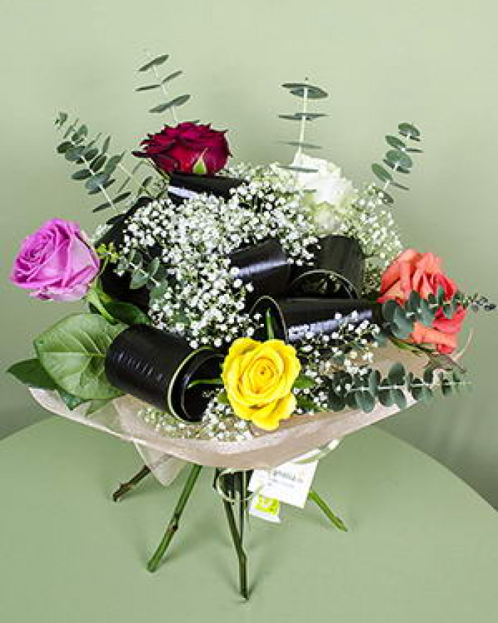 Buchet 5 trandafiri coloraţi cu gypsophilla şi ferigă – imaginea 1