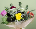 Buchet 5 trandafiri coloraţi cu gypsophilla şi ferigă – imaginea 3