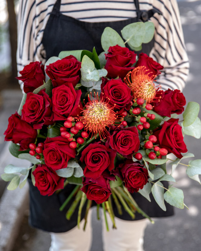 Bouquet with red roses and leucospermum – imaginea 3