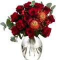 Buchet de trandafiri roșii și leucospermum
