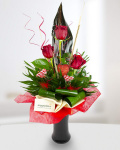 Buchet cu 3 trandafiri şi accesorii florale roşii – imaginea 1