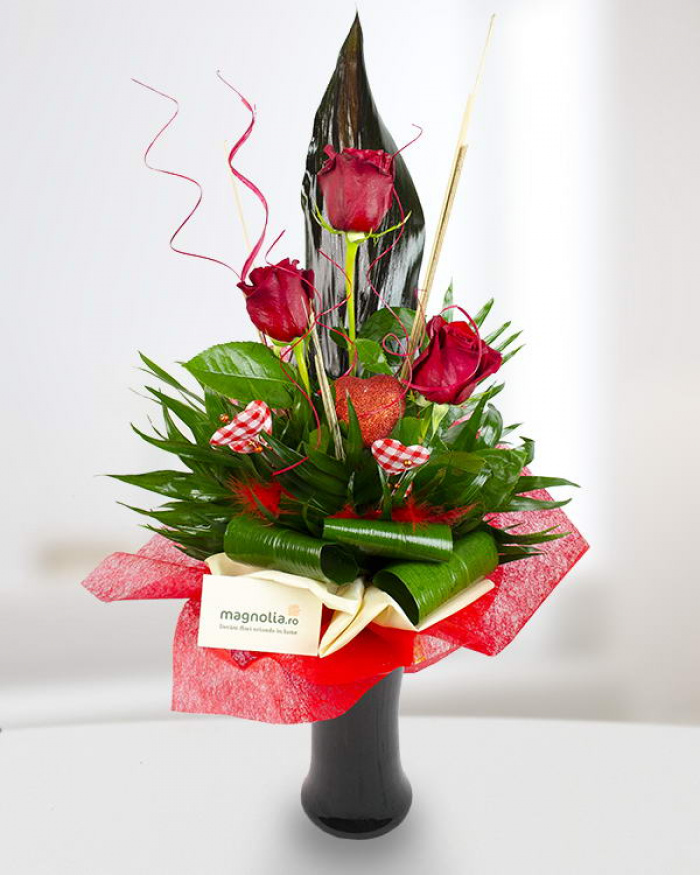 Buchet cu 3 trandafiri şi accesorii florale roşii – imaginea 1