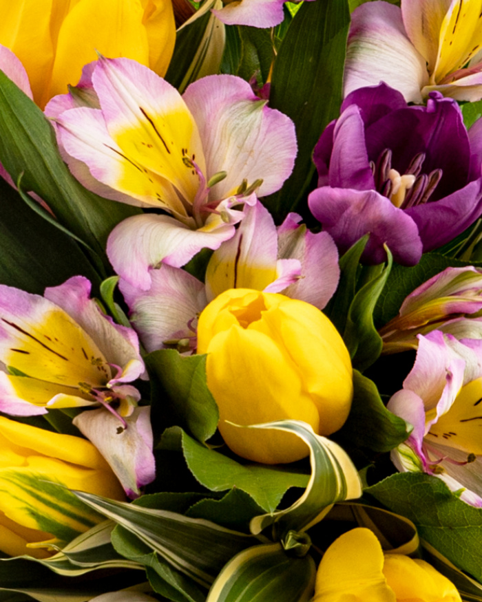 Buchet alstroemeria și lalele – imaginea 2