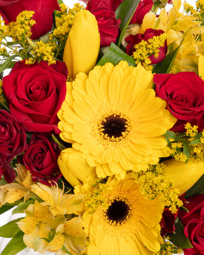Buchet cu gerbera, trandafiri şi alstroemeria