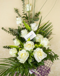 Buchet din 11 trandafiri albi decoraţi cu frunze de palmier