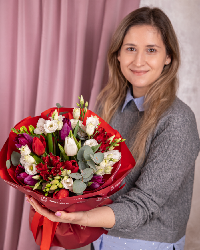 Buchet mix lalele și frezii – imaginea 3