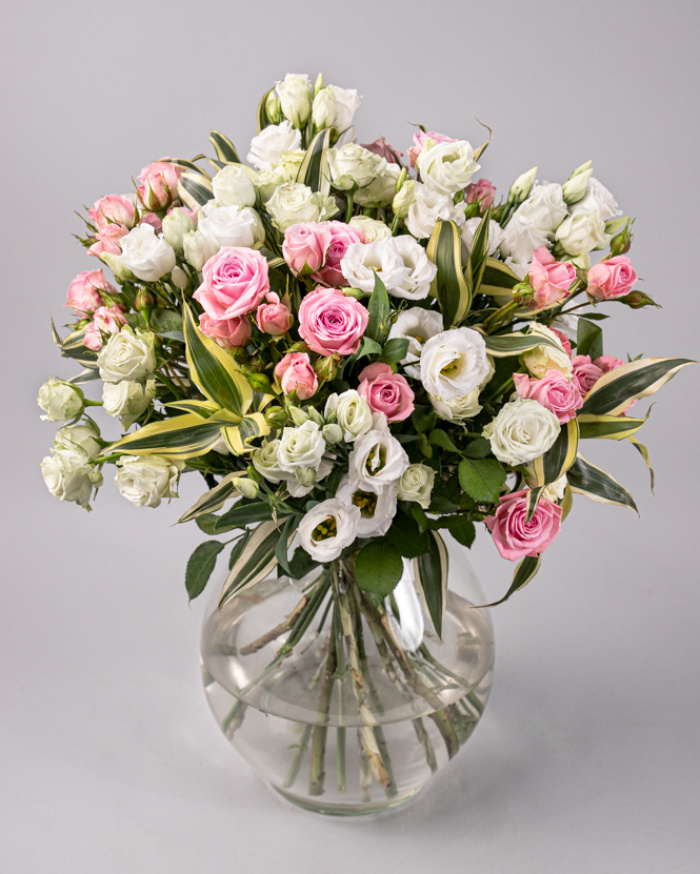 Buchet cu mini trandafiri și lisianthus – imaginea 1