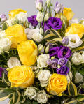 Bouquet of yellow roses and lisianthus