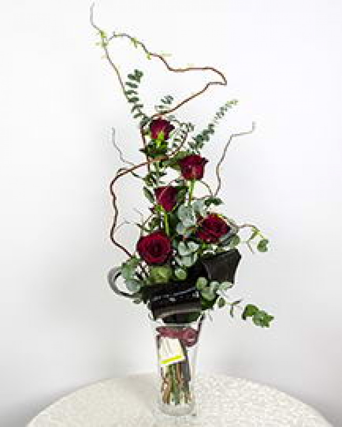 Buchet 5 trandafiri Burgundy cu eucalipt şi salix – imaginea 1