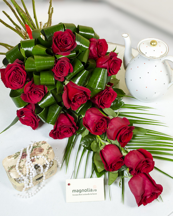 Elegant bouquet with 15 roses – imaginea 1