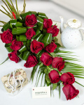 Buchet elegant cu 15 trandafiri roşii