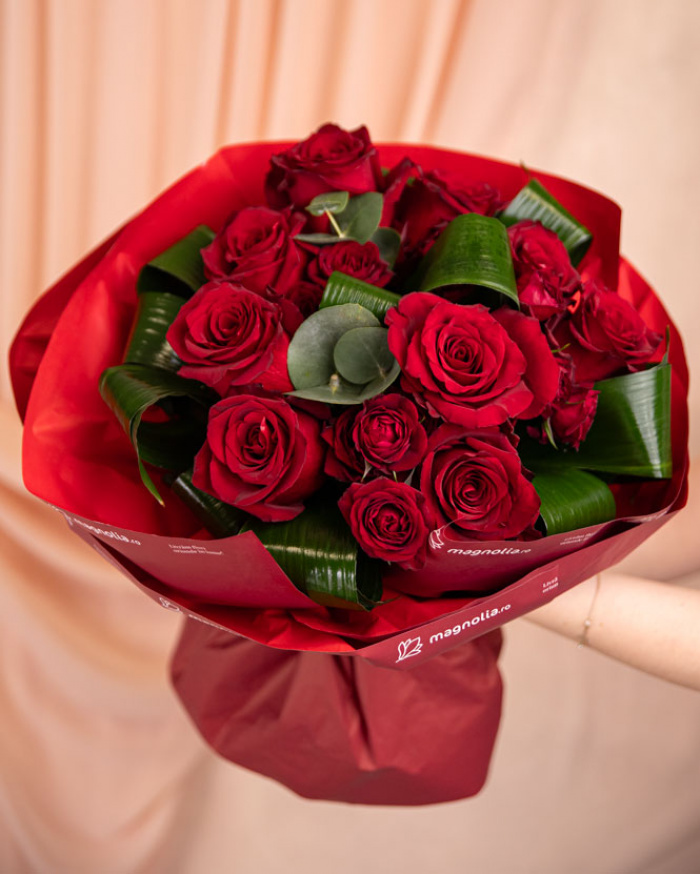 Bouquet with red roses and eucalyptus – imaginea 3