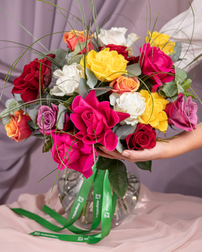 Bouquet with multicolored roses – imaginea 3