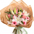 Buchet din crini, gerbera şi trandafiri