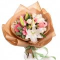 Buchet din crini, gerbera şi trandafiri