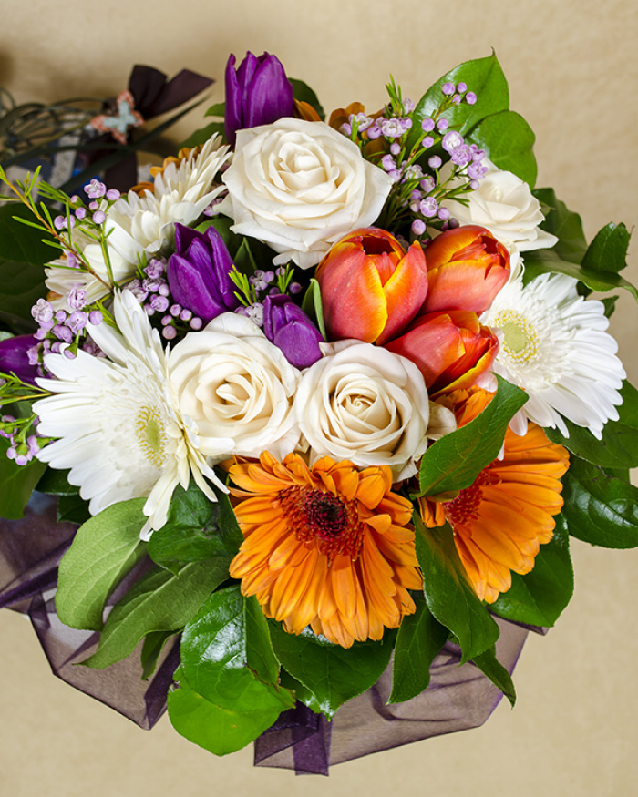 Buchet din trandafiri, lalele, gerbera – imaginea 1