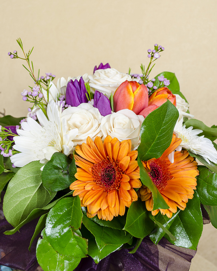 Buchet din trandafiri, lalele, gerbera