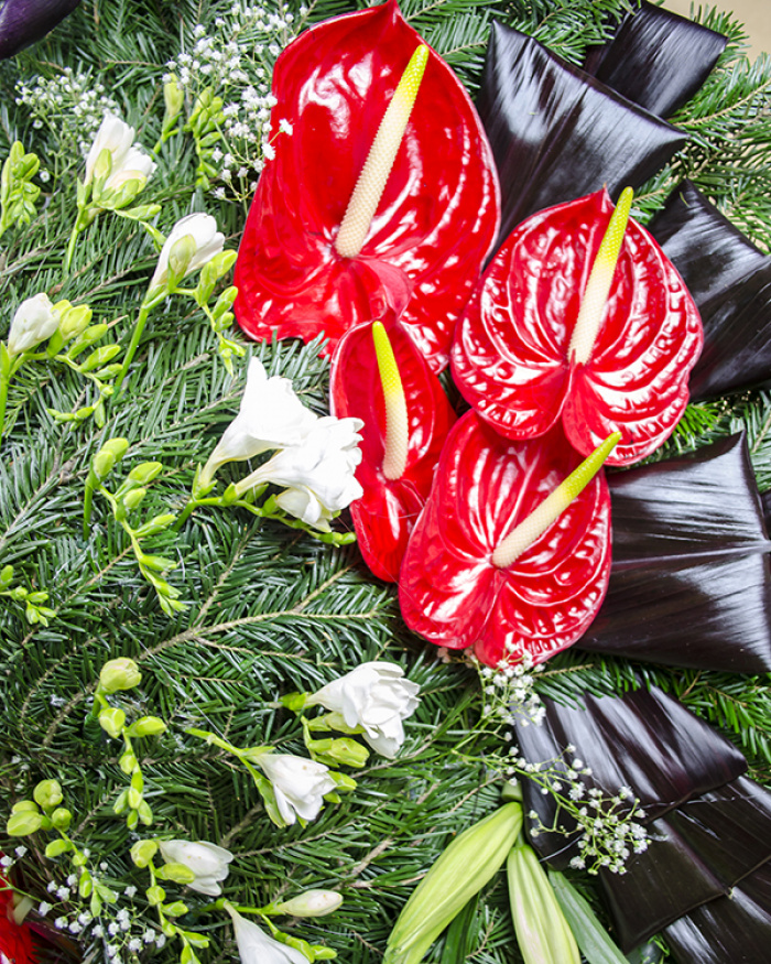 Funeral wreath with roses, freesias, lilies, callas and anthurium – imaginea 2