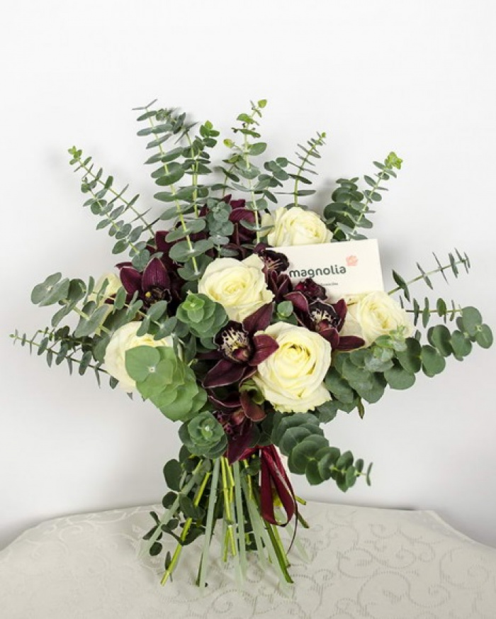 Buchet trandafiri Avalanche şi orhidee Cymbidium – imaginea 1