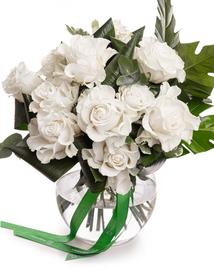 Bouquet with white roses and greenery – imaginea 1