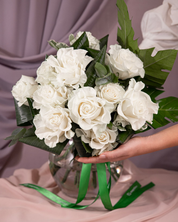 Bouquet with white roses and greenery – imaginea 3