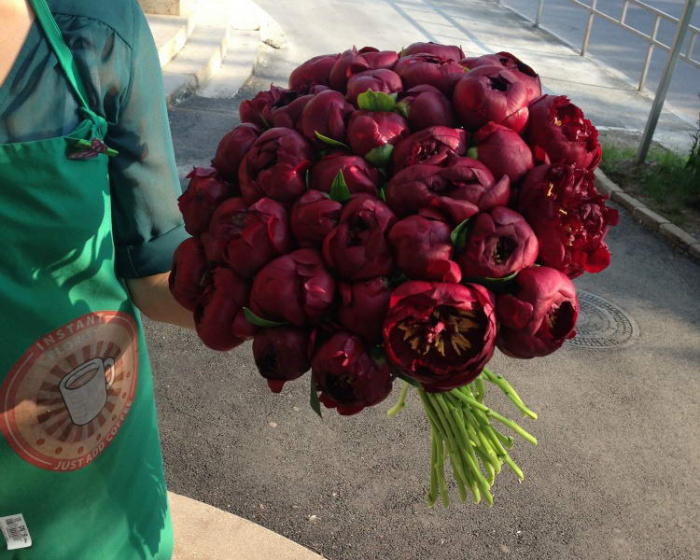 Buchet 37 bujori bordo – imaginea 4
