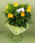 Trandafiri galbeni-orange și Asparagus Umbellatus – imaginea 1