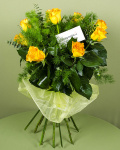 Trandafiri galbeni-orange și Asparagus Umbellatus – imaginea 2