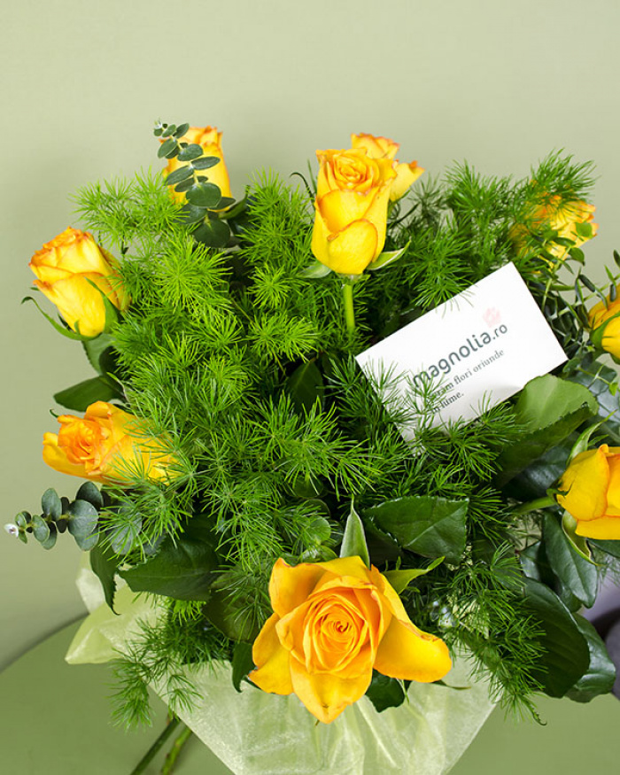Trandafiri galbeni-orange și Asparagus Umbellatus – imaginea 3