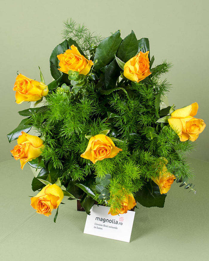 Trandafiri galbeni-orange și Asparagus Umbellatus
