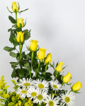 Aranjament trandafiri galbeni, Solidago și flori albe