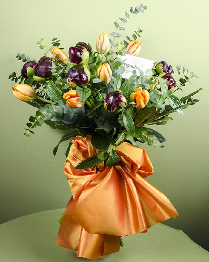 Buchet bujori, lalele, eucalipt și o fundă din material elegant – imaginea 2