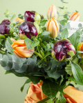 Buchet bujori, lalele, eucalipt și o fundă din material elegant – imaginea 3