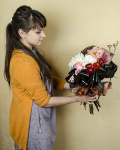 Buchet futurist cu flori și accesorii – imaginea 2