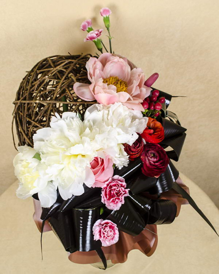 Buchet futurist cu flori și accesorii – imaginea 3
