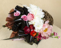 Buchet futurist cu flori și accesorii – imaginea 4