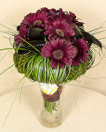 Dark brownish-red bouquet with gerbera and a moss wreath – imaginea 1