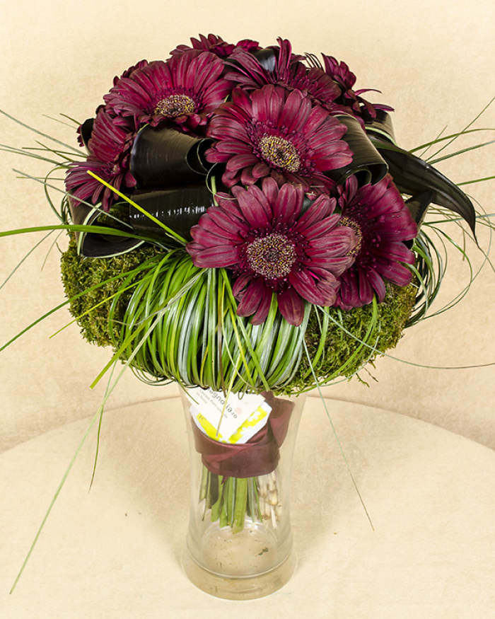 Dark brownish-red bouquet with gerbera and a moss wreath – imaginea 2