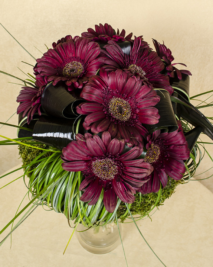 Dark brownish-red bouquet with gerbera and a moss wreath – imaginea 3