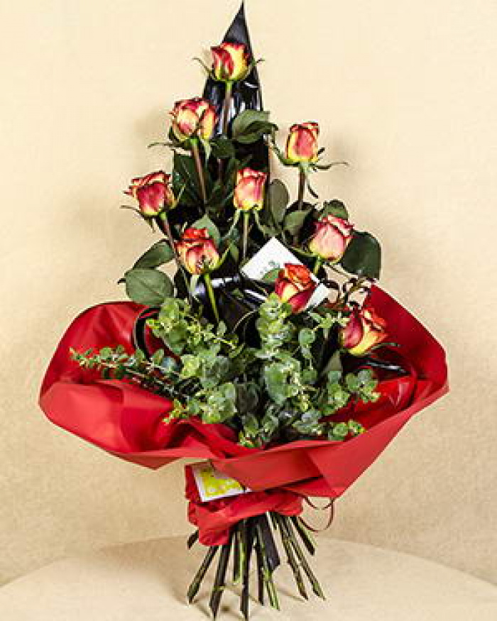 Buchet 9 trandafiri bicolori, Eucalipt, Cordyline și ambalaj asortat – imaginea 1